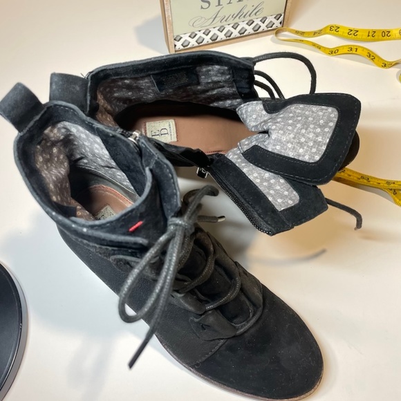 Black ankle tie up boots in Pristine condition - Picture 3 of 4